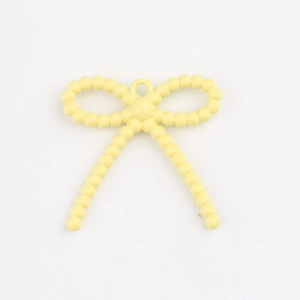 Detalle del colgante de lazo amarillo mate con cuentas para la creación de joyas DIY
