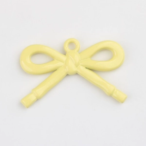 Detalle del colgante de lazo de esmalte amarillo con ojal para joyería artesanal