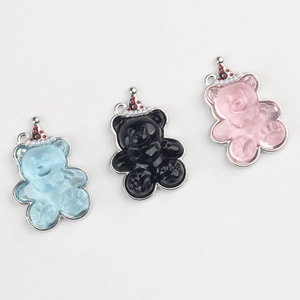 Drei bunte Bärenanhänger mit Partyhüten für DIY-Schmuck und Armbänder