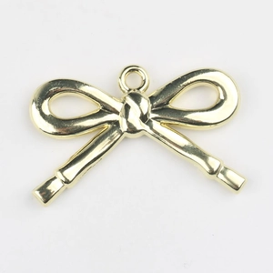 Detalle de un colgante de lazo dorado de aleación para la creación de joyas personalizadas