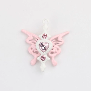 Vue macro du pendentif papillon en émail rose avec incrustation de cristal en cœur