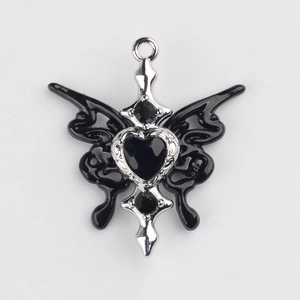 Pendentif papillon gothique argenté avec une pierre précieuse noire en forme de cœur