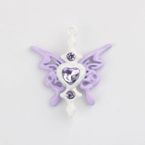 Détail macro du pendentif papillon en alliage avec cristal cœur violet et émail