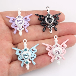 Lot de quatre pendentifs papillons en alliage avec zircons colorés en forme de cœur à la main