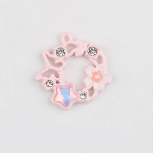 Dettaglio del ciondolo a ghirlanda rosa con strass e stella per la creazione di gioielli