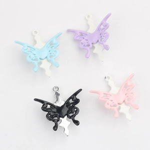 Vue détaillée de pendentifs papillon DIY multicolores avec base géométrique et anneaux métal