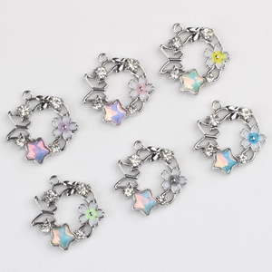 Set di sei ciondoli a ghirlanda floreale d'argento con petali colorati per gioielli fai-da-te