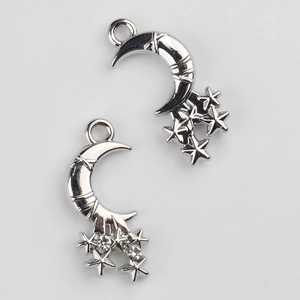 Detaillierte Nahaufnahme von versilberten Mond-Stern-Anhängern mit Zirkonia für DIY-Schmuck
