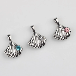 Tre ciondoli a conchiglia con cristalli blu, chiari e rosa su base in argento lucido