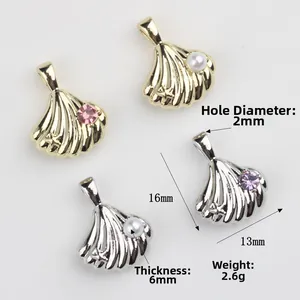 Ciondolo a conchiglia minimalista con perla e zircone in finiture oro e argento