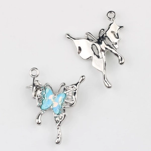 Detalle de dijes de mariposa en aleación de plata con ópalo azul para crear joyería DIY