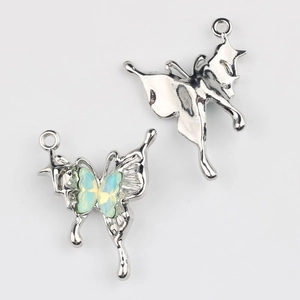 Detalle de dijes de mariposa de aleación plateada con resina para creación de joyas