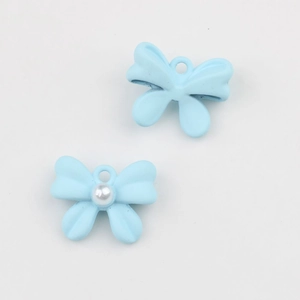 Detalle de colgantes de lazo azul claro con perla para accesorios de joyería DIY