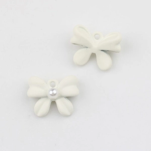 Detalle de colgantes de lazo blanco crema con perlas para crear joyas de bricolaje