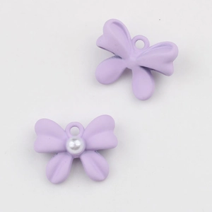Detalle de colgante de lazo lila con perla para accesorios de creación de joyas DIY