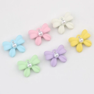 Set de seis colgantes de lazo en tonos pastel con perlas para bisutería DIY