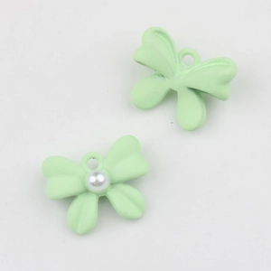 Detalle de colgante de lazo verde claro con perla para accesorios de joyería de bricolaje