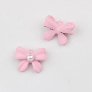 Vista de detalles de colgantes de mariposa en esmalte rosa con perla para bisutería DIY