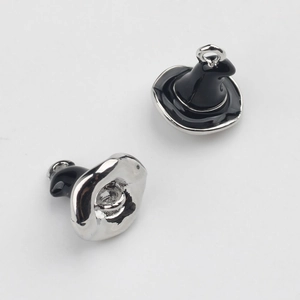 Vue macro de breloques chapeau de sorcier en émail noir pour la création de bijoux DIY