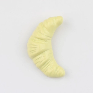 Détail d'une breloque croissant jaune avec texture réaliste pour création de bijoux