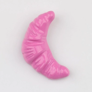 Détail d'un pendentif croissant rose-violet émaillé brillant pour bijoux DIY créatifs