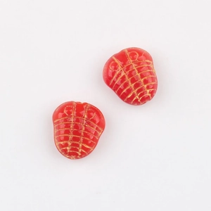 Vista macro dettagliata di perle trilobite rosse con dettagli dorati per gioielli fai da te