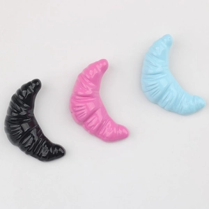 Trois breloques croissant en résine colorée noire, rose et bleue pour bijoux DIY