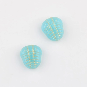 Dettaglio di perle trilobite in vetro ceco celeste con accenti incisi in oro