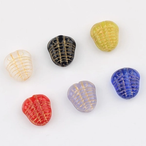 Set di sei perline di vetro trilobite colorate con accenti dorati per gioielli fai-da-te