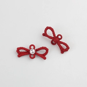 Detalle de colgantes de lazo rojo con perla para creación de joyas DIY