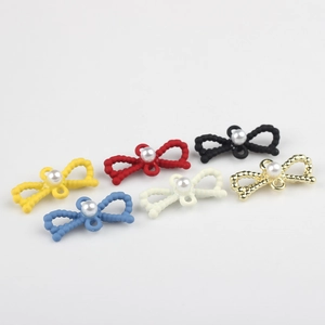 Seis dijes de lazos coloridos de aleación con perlas para crear joyas personalizadas