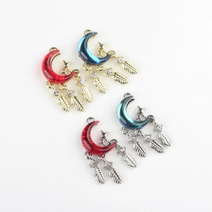 Vue détaillée de pendentifs lune bohème avec plumes et strass pour bijoux artisanaux