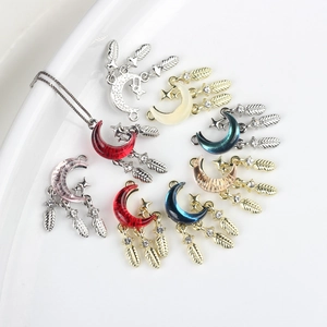 Détail macro de pendentifs lune en alliage avec résine et strass pour bijoux DIY