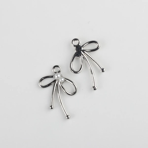 Primer plano de colgantes en forma de lazo de aleación de plata con perlas para joyas DIY