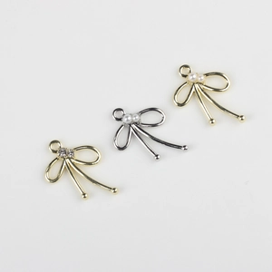 Detalle de colgantes de lazo con perlas y circonitas para creación de joyas DIY