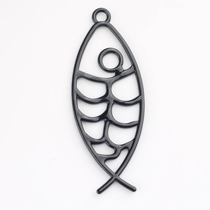 Macrodetail van een zwarte holle visgraat hanger voor het maken van DIY-sieraden