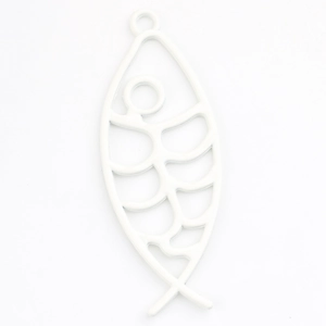 Detailweergave van witte visgraat hanger met oogje voor DIY sieraden maken projecten