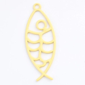 Detail van een lichtgele visgraat hanger voor DIY sieraden accessoires van metaal