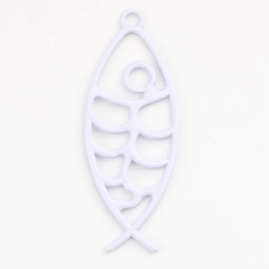 Macro-opname van witte holle visgraat hanger voor DIY-sieraden en halskettingen