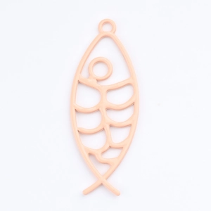 Detailopname van een roze holle visgraat hanger met gladde emaille afwerking