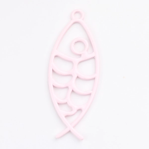 Detail van roze holle visgraat hanger met gladde spuitlak afwerking en oogje