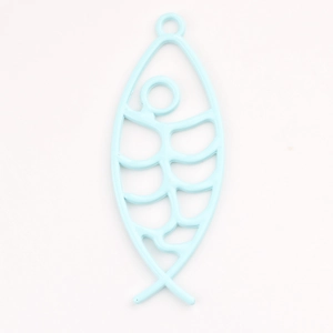 Detailopname van hemelblauwe vis hanger met visgraat ontwerp voor DIY sieraden