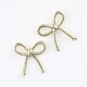 Détail de deux pendentifs en forme de nœud doré texturé pour la création de bijoux