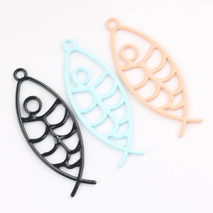 Drie gekleurde holle visbedels in zwart, blauw en koraal voor DIY sieraden maken en hobby