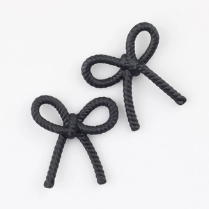 Détail macro de pendentifs nœuds noirs avec texture de corde tressée et fini mat