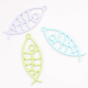 Drie kleurrijke minimalistische visgraat hangers van legering in paars, blauw en groen