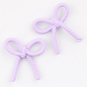 Vue détaillée de pendentifs nœuds violet clair avec une texture mate torsadée