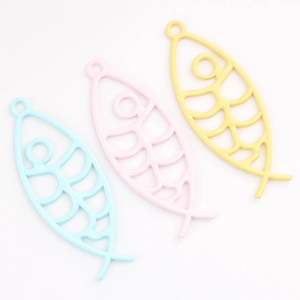 Detail van kleurrijke visgraat hangers in blauw, roze en geel voor DIY-sieradenprojecten