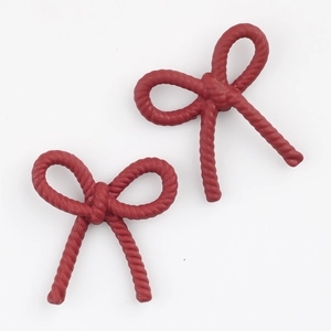 Détail de breloques nœud rouge foncé avec motif corde pour la création de bijoux DIY