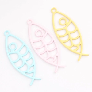 Detail van kleurrijke visgraat hangers in pastelblauw, roze en geel gemaakt van legering